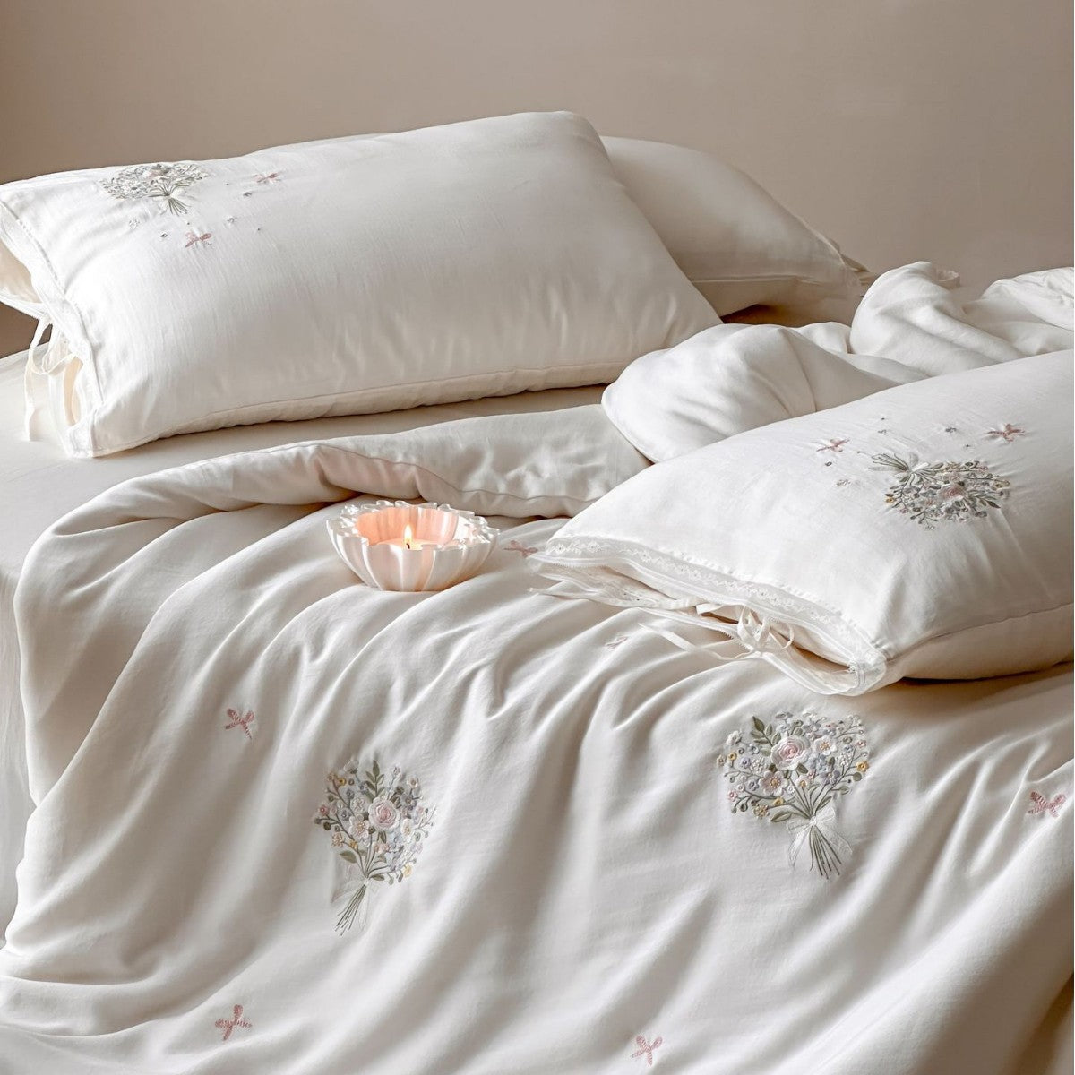 Elegante bestickte Baumwollsatin-Bettwäschegarnitur mit floralen Bouquet-Applikationen Brehn