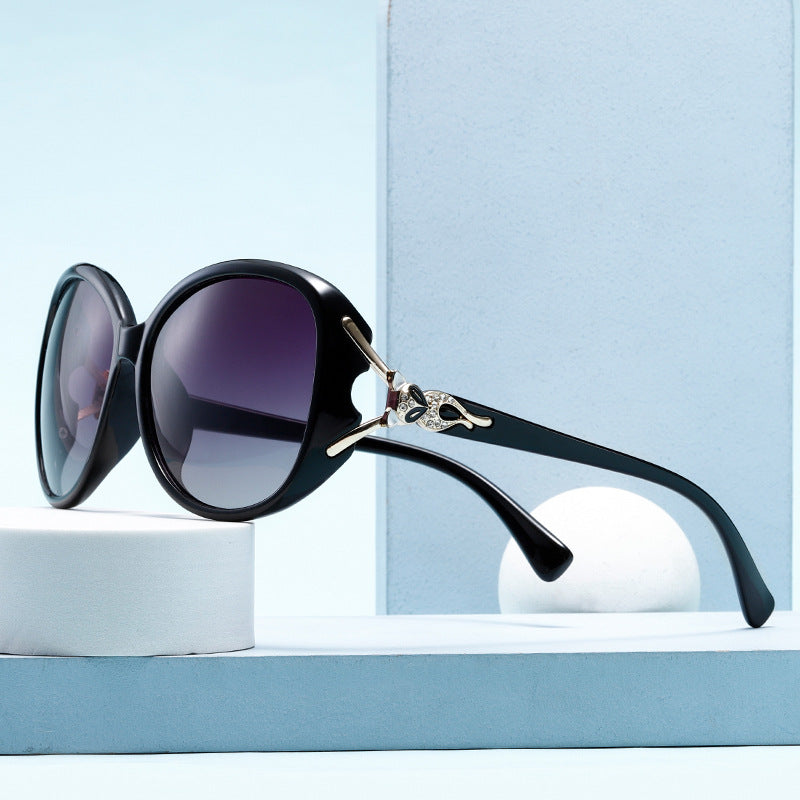 Damen Modische Sonnenbrille im eleganten Design mit auffälligen Verzierungen Brehn