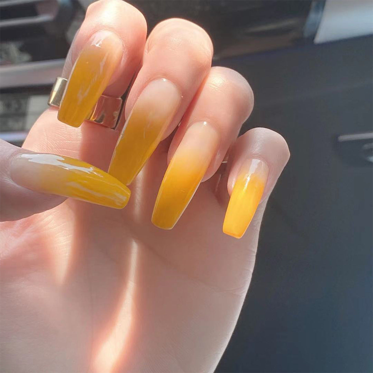 Künstliche Nagelverlängerungen im eleganten Ombre-Stil Brehn