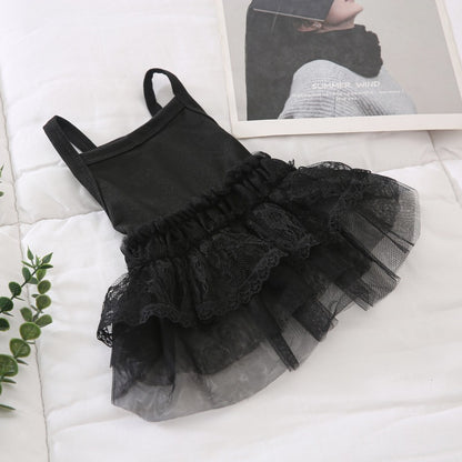 Säuglings-Tüllkleid mit Spitzenbesatz und Stufenärmelchen