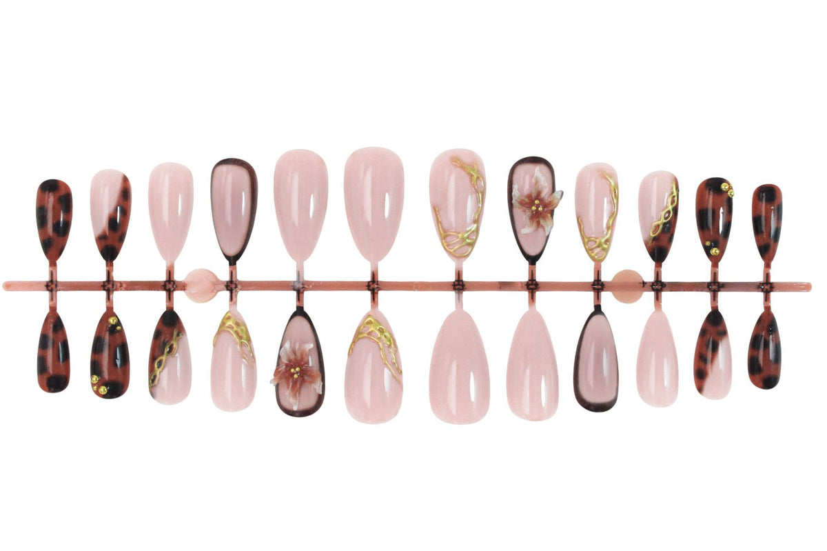 Kunstnagelset mit eleganten floralen Akzenten und glitzerndem Design Brehn