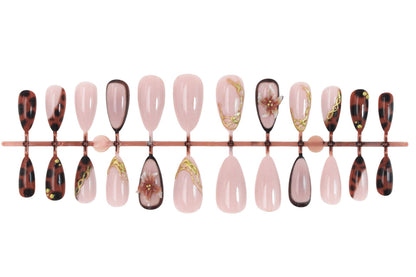 Kunstnagelset mit eleganten floralen Akzenten und glitzerndem Design Brehn