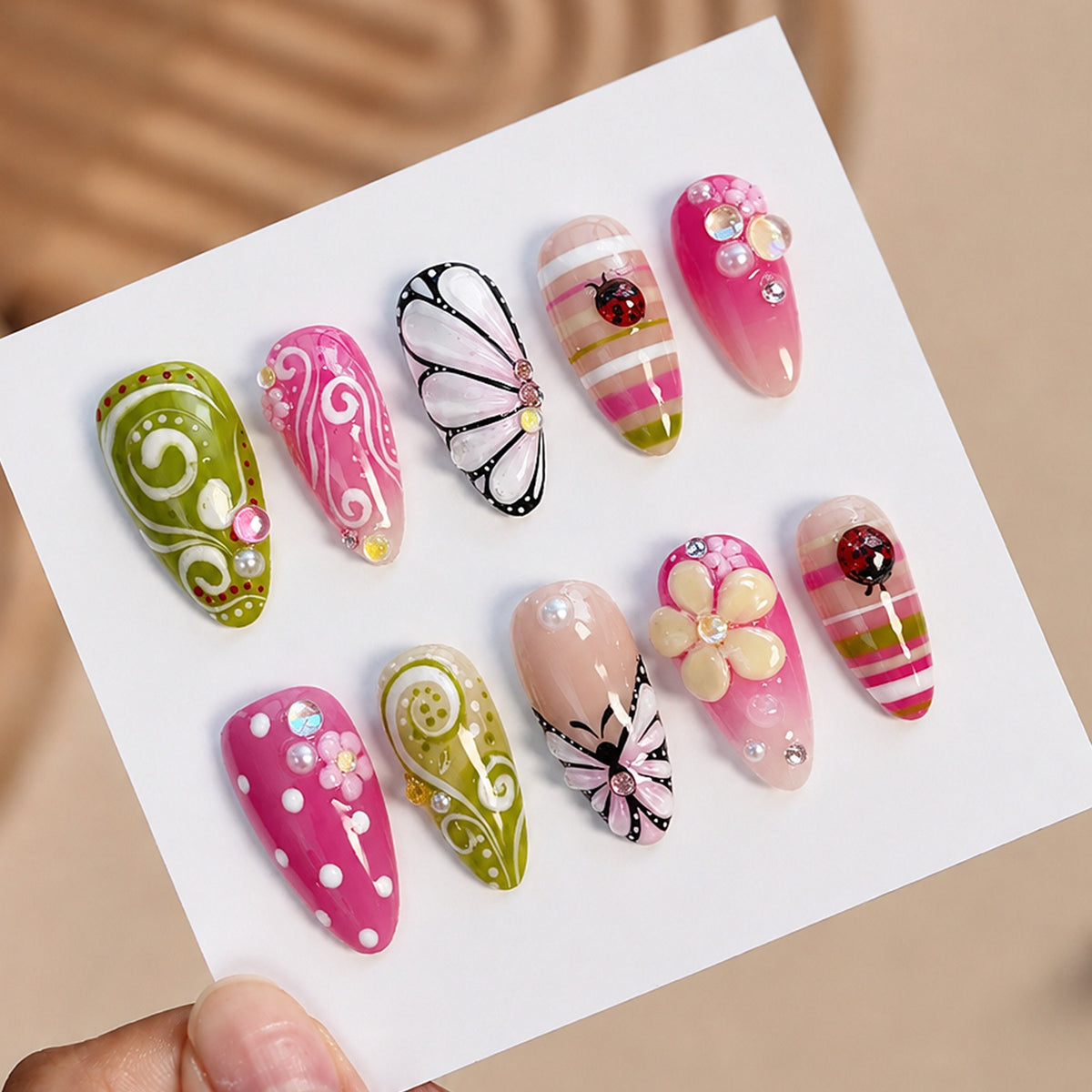 Kunstnagelset mit verspielten Blumen- und Glitzermotiven Brehn