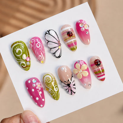 Kunstnagelset mit verspielten Blumen- und Glitzermotiven Brehn