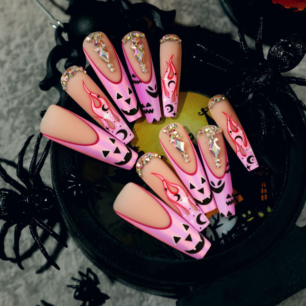 Künstliche Nagelkunst mit festlichem Design und Glitzervariationen Brehn