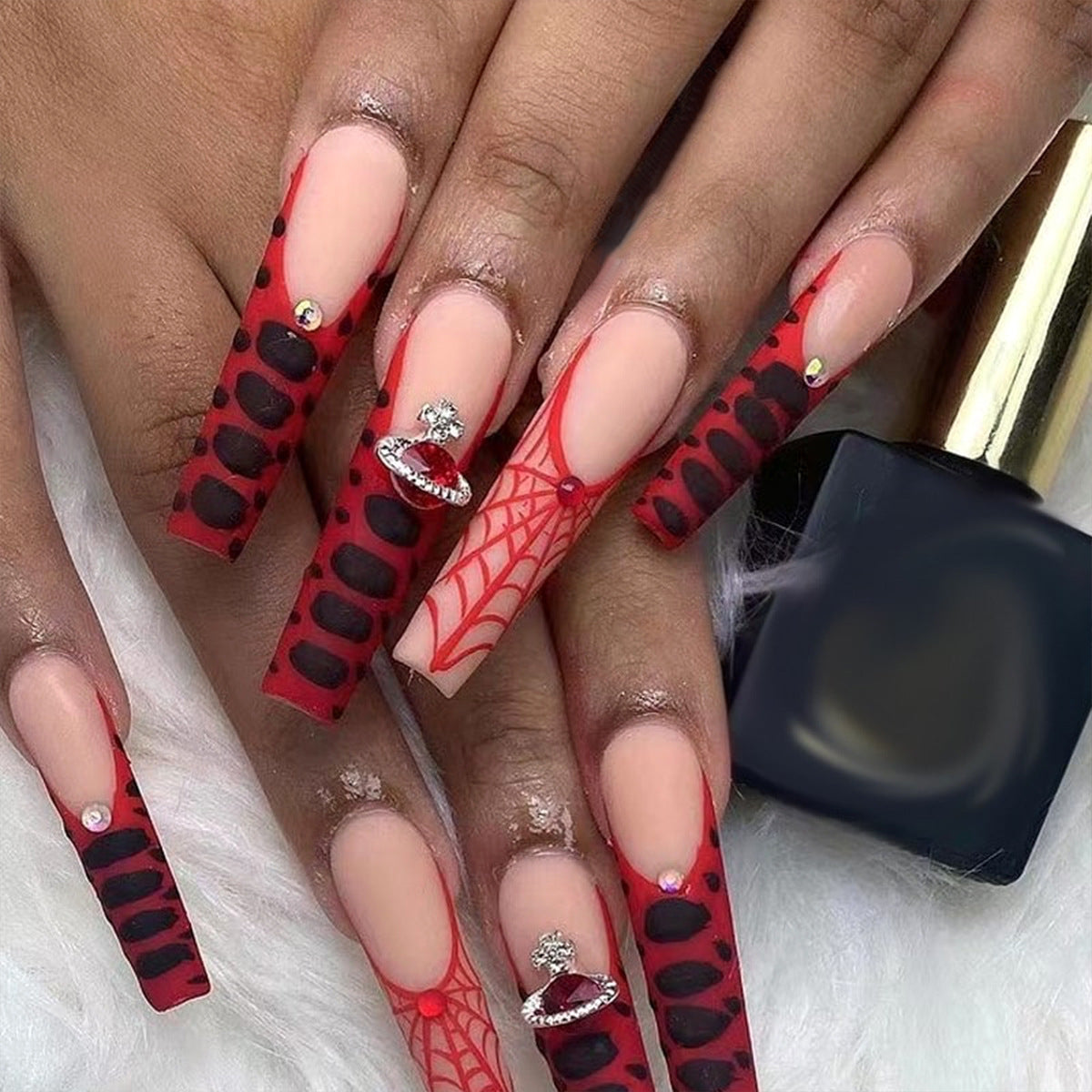 Kreatives Nagelset mit Halloween-Motiven und Glitzerakzenten Brehn