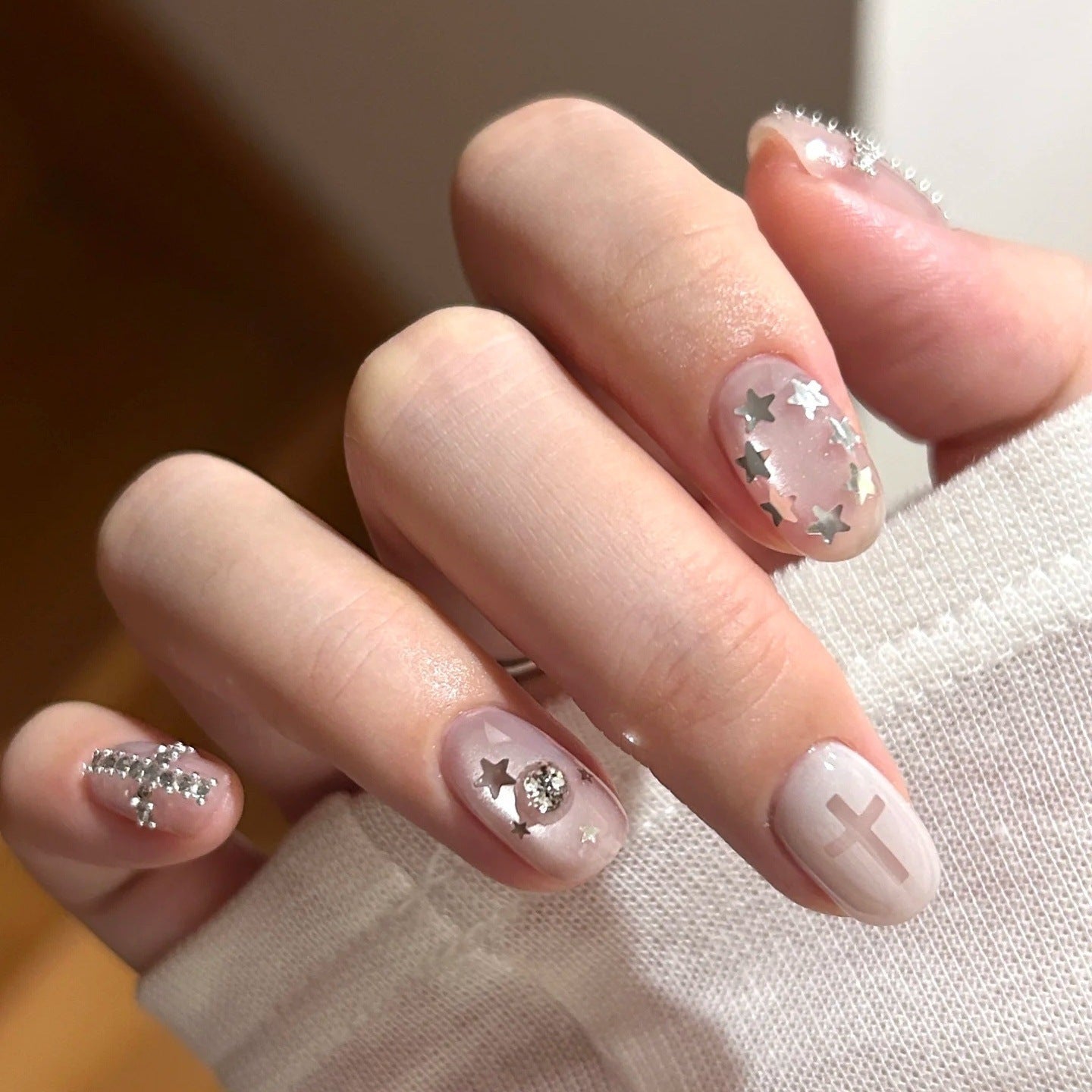 Künstlerisches Stiletto Press-On Nagelset mit einzigartigen Designelementen Brehn
