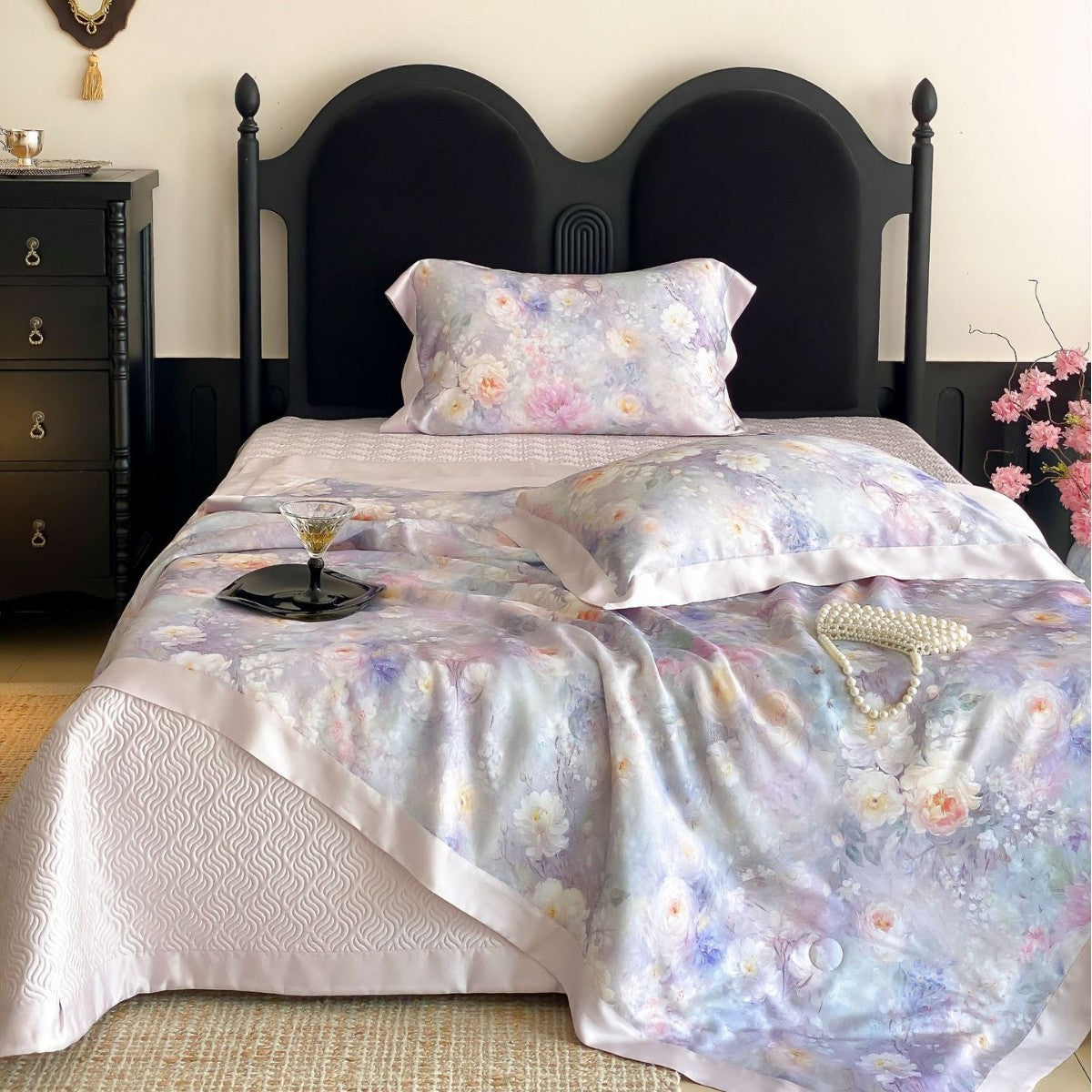 Luxuriöses Satin-Bettwäsche-Set mit Aquarellblumenprint und Satinbordüre