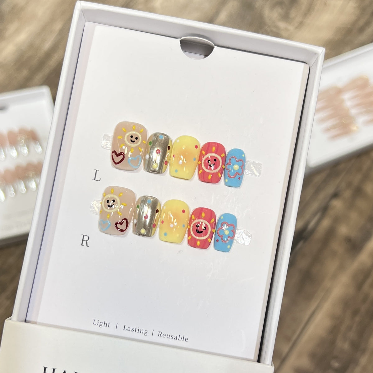 Verspieltes Press-On Nagelkunstset mit Smiley-Gesichtern und Blumenmustern Brehn
