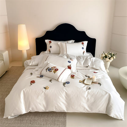 Bestickte Baumwollsatin-Bettwäsche mit verstreuten 3D-Blumenaapplikationen und gefransten Kissenbezügen