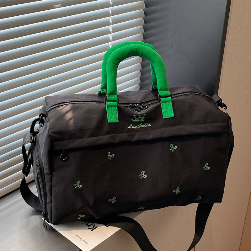 Stylische bestickte Reisetasche