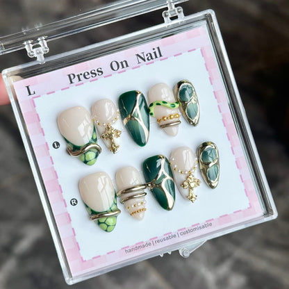 Künstlerisches Press-On-Nagel-Set mit floralen und grünen Akzenten
