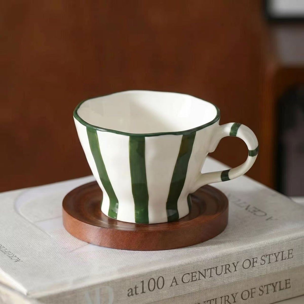 Skulpturale Keramik-Kaffeetasse mit geschwungenem Rand und markantem Streifendekor