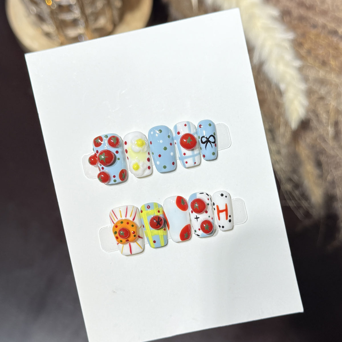 Künstlerisches Press-On-Nagelset mit verspielten floralen und gepunkteten Designs Brehn
