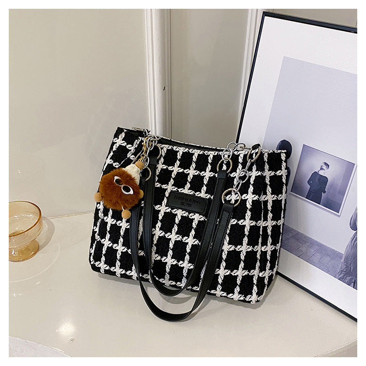 Texturierte Fransen-Detail-Handtasche