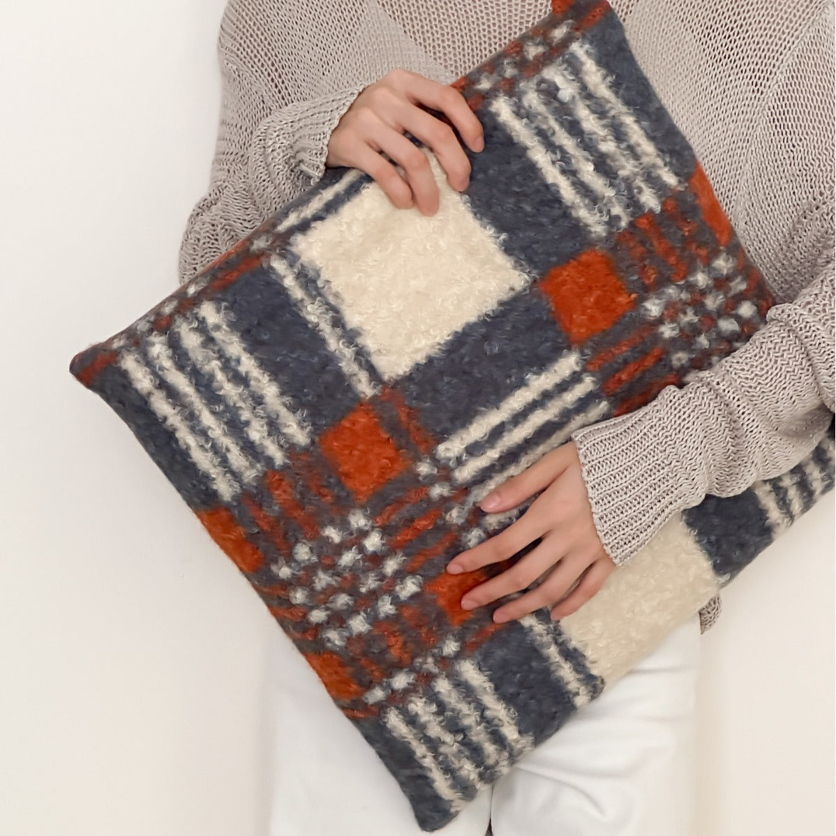 Oversize Sherpa-Clutch mit floraler Bouclé-Optik