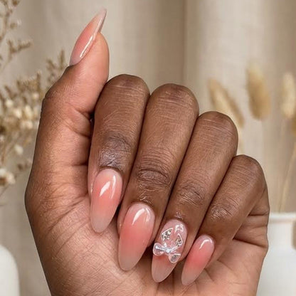 Kunstnagelset mit eleganten Ombre-Effekten und funkelnden Akzenten Brehn