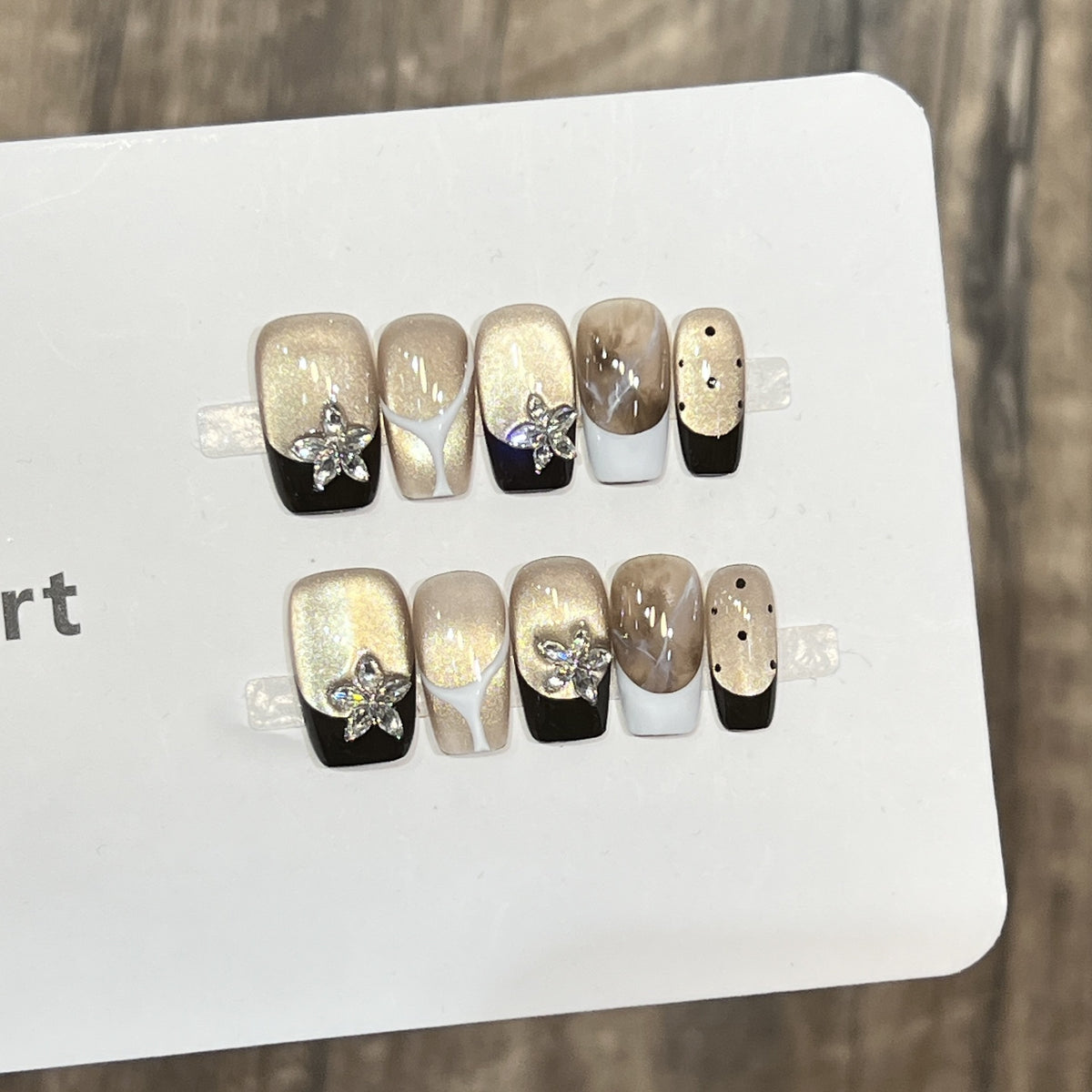 Elegantes Press-On Nail Art Set mit floralen Verzierungen Brehn