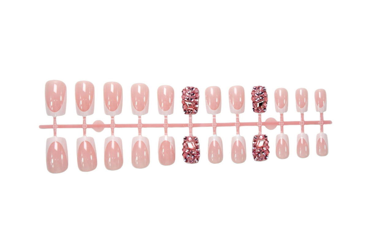 Kunstnagelset mit glamourösen Strassverzierungen Brehn