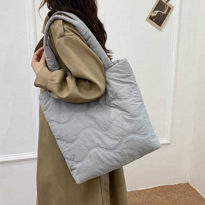 Gefütterte Schultertasche mit Wellenförmigem Design Brehn