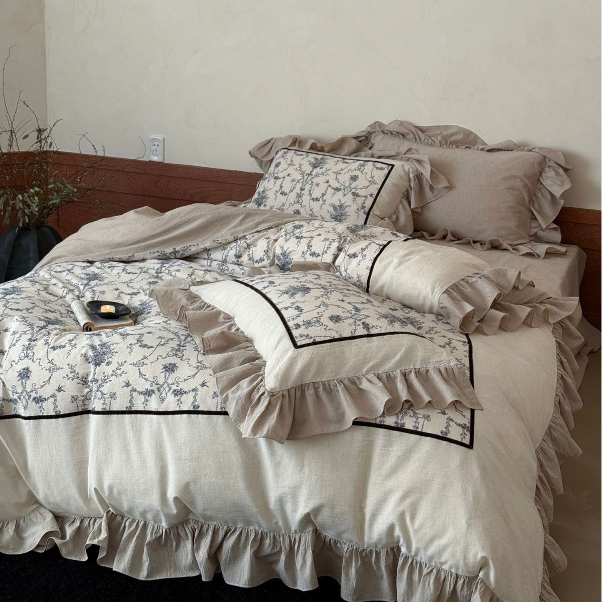 Romantische Leinenoptik-Bettwäschegarnitur mit Volant, gesteppter Mittelplatte und feinem Blumenjacquard