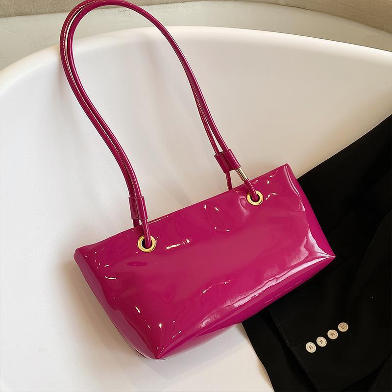 Glänzende Patentanleder-Handtasche