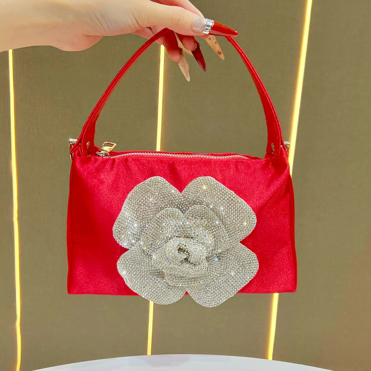 Blumenverzierter Handtasche