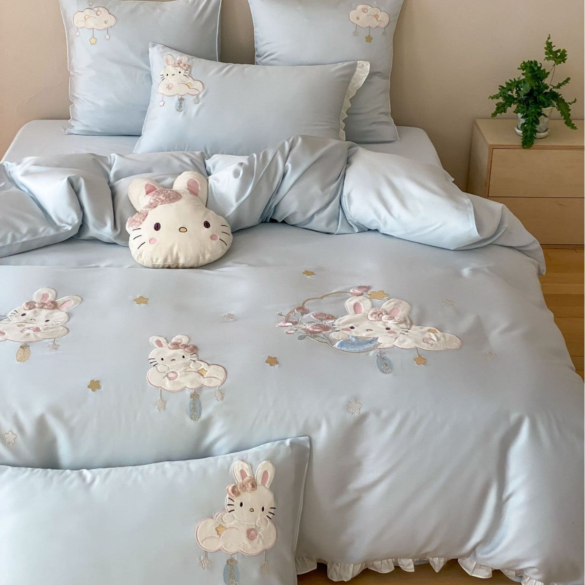 Verspieltes Kinder-Bettwäscheset aus seidig-weichem Baumwollsatin mit applizierten Häschen und Kuschel-Kissen