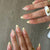 Kunstnagelset mit eleganten Blütenverzierungen und luxuriösem Farbverlauf Brehn