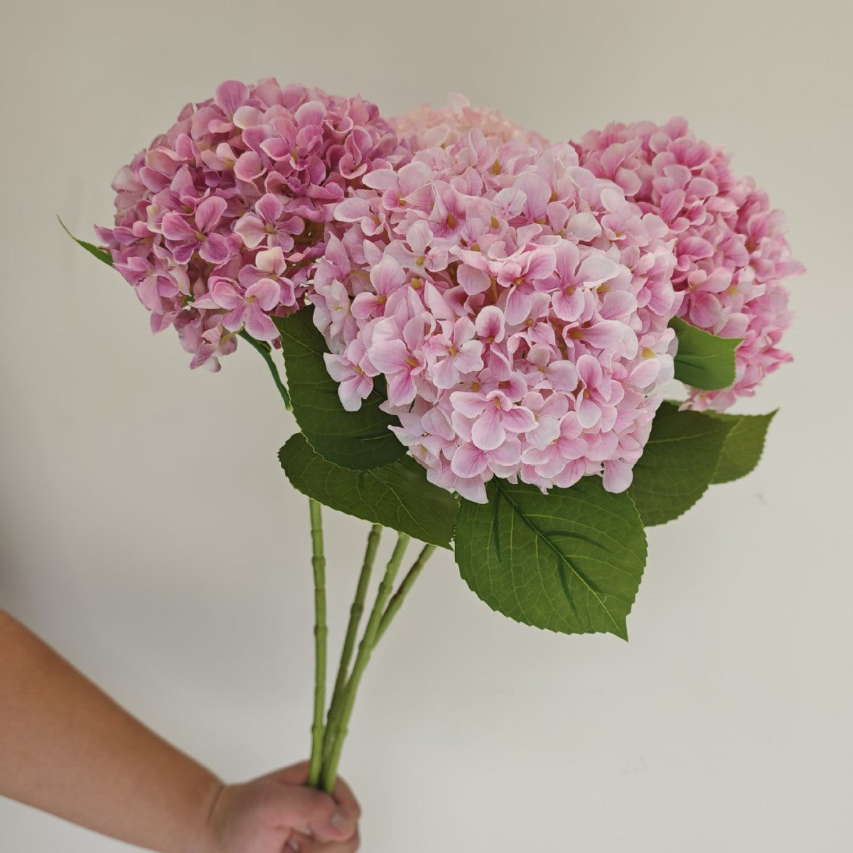 Lebensnahe Hortensienblumenstrauß