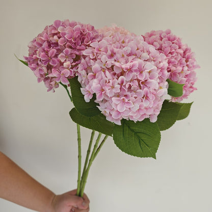 Lebensnahe Hortensienblumenstrauß