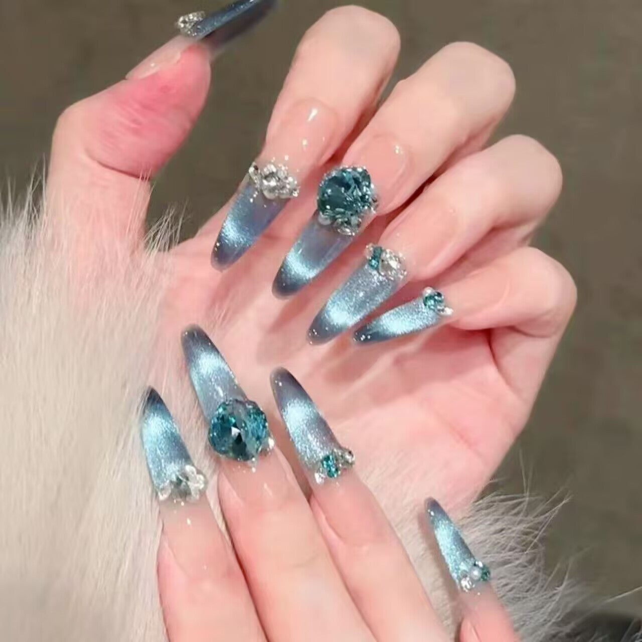 Künstlerische Stiletto Press-On Nagelkunst mit schimmernden Akzenten Brehn