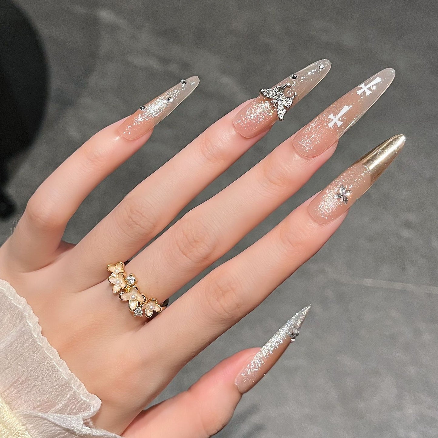 Elegante Stiletto Press-On-Nagelverlängerungen mit Edelsteinakzenten Brehn