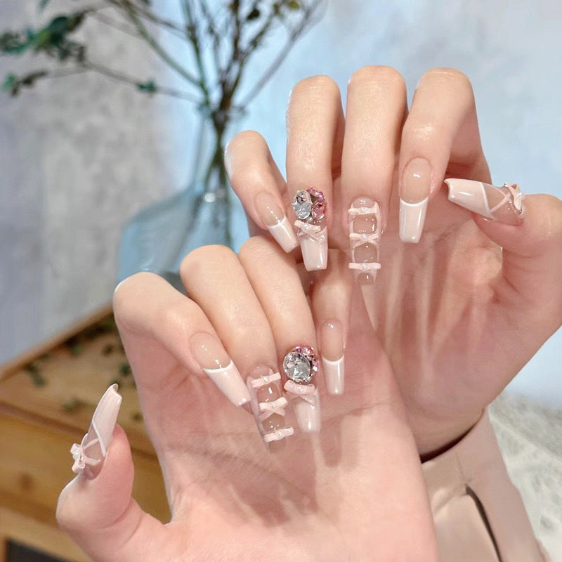 Kunstnagelset mit funkelnden Glitzer- und holografischen Akzenten Brehn