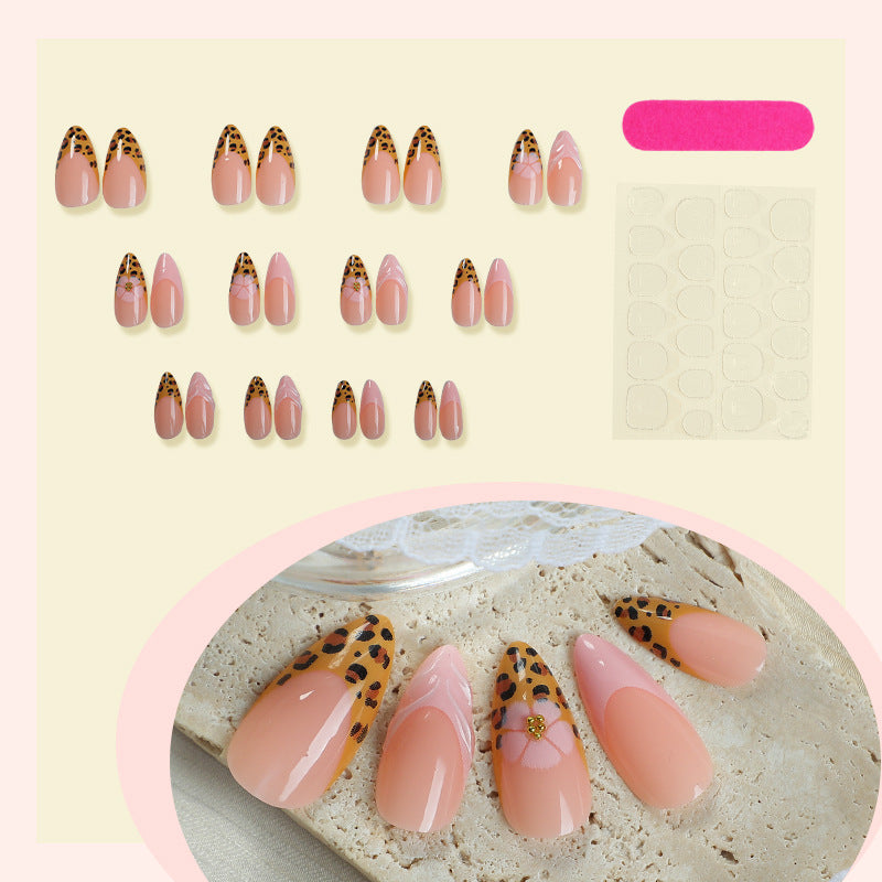 Kunstnagelset mit trendigen Leoparden-Design und eleganten Akzenten Brehn