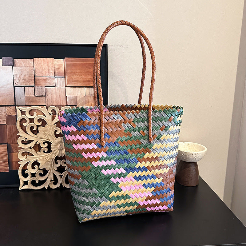 Handgewebte mehrfarbige Strohtasche