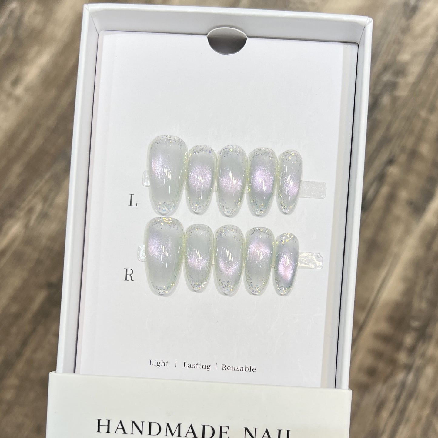 Handgemachtes Press-On-Nagelset mit irisierendem Finish Brehn