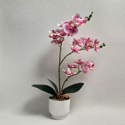 Realistische künstliche Orchideenpflanze mit dekorativem Topf