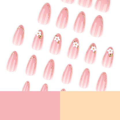 Kunstvolle Nagelgestaltung mit goldenen Akzenten und floralen Details Brehn