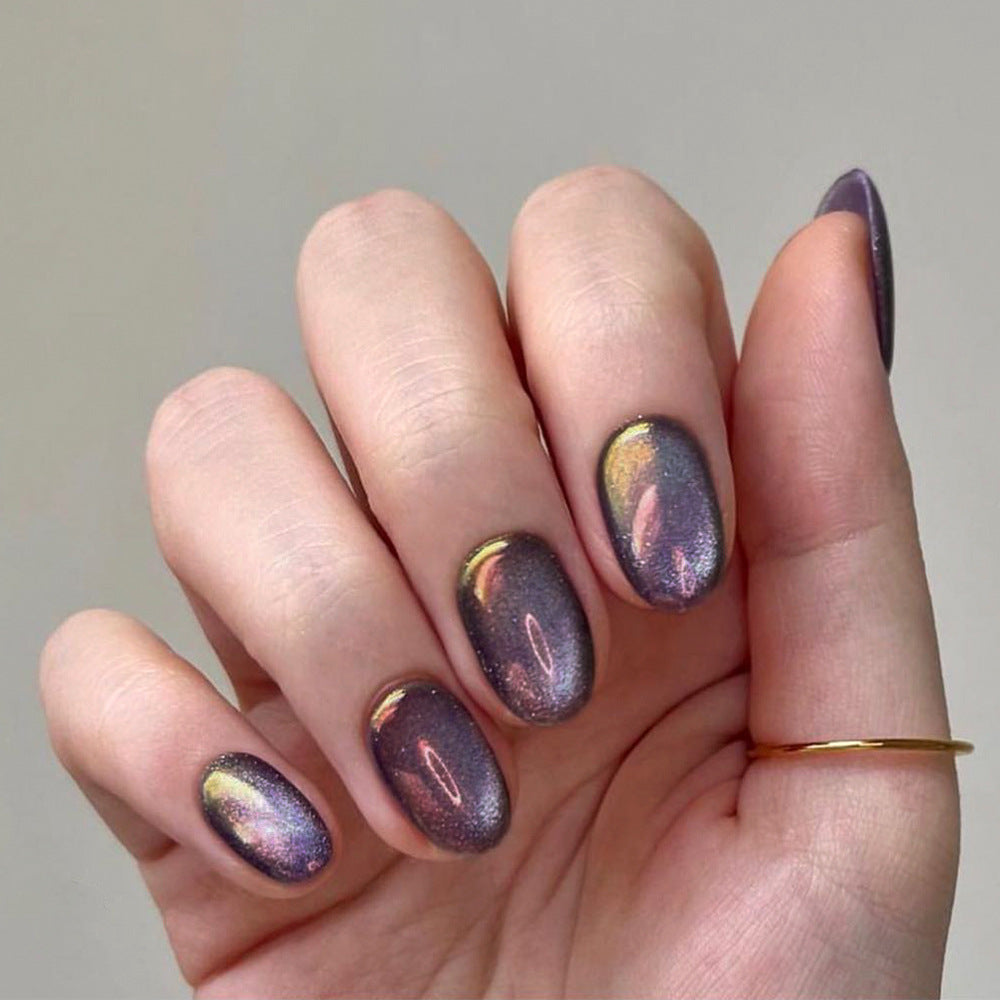 Kunstvolle Nagelkunst mit schimmerndem Finish Brehn