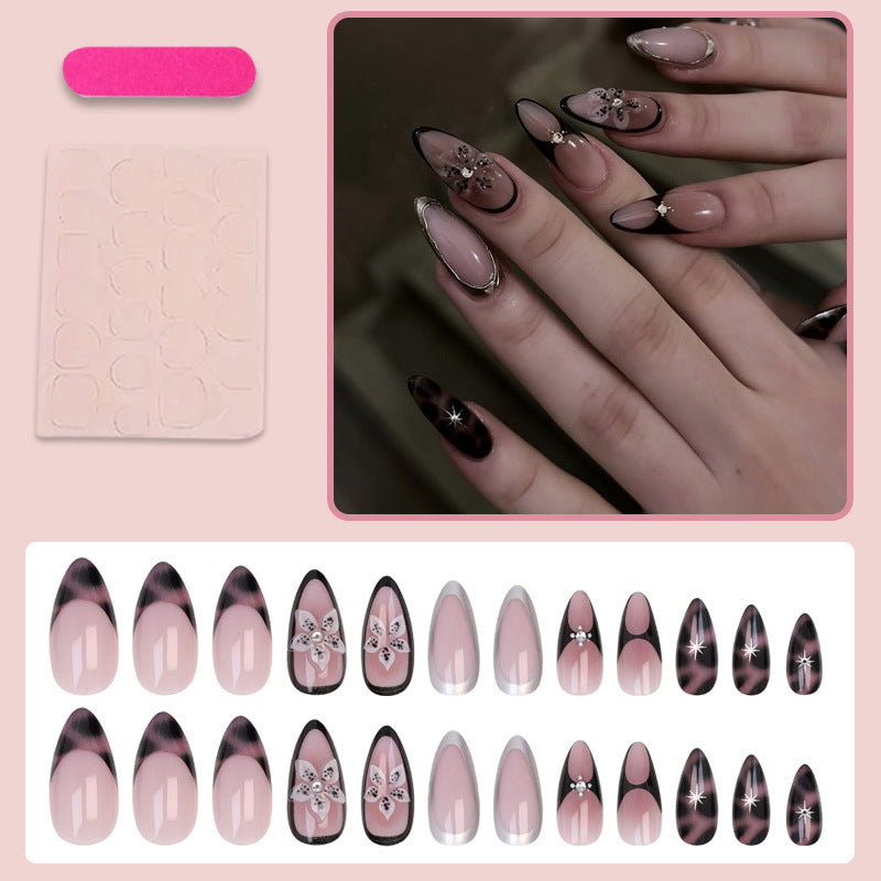 Kunstnagelset mit eleganten Spitzen und trendigen Akzenten Brehn