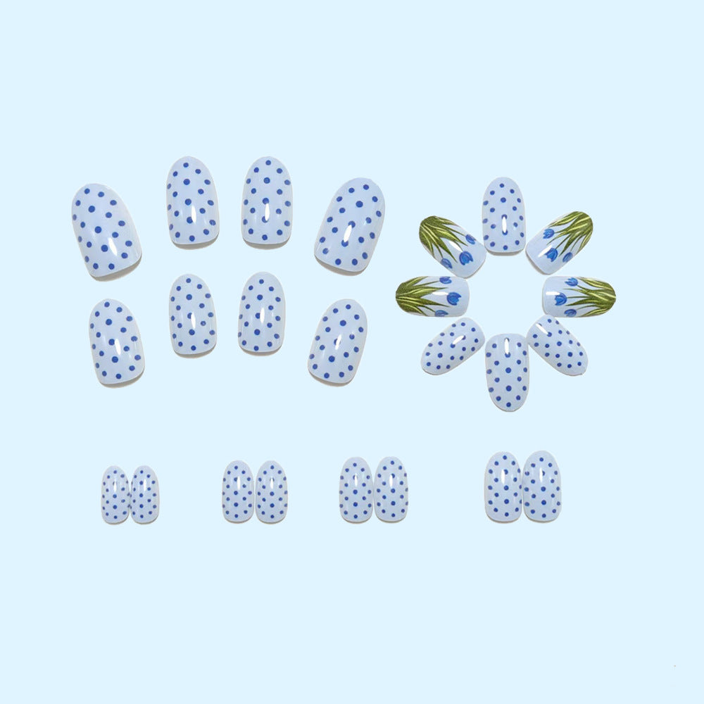 Kreative Kunstnägel im eleganten Punktedesign mit floralen Akzenten Brehn