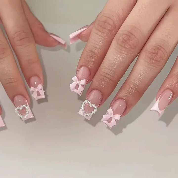Kunstnagelset mit 3D Schleifen und Perlenakzenten Brehn
