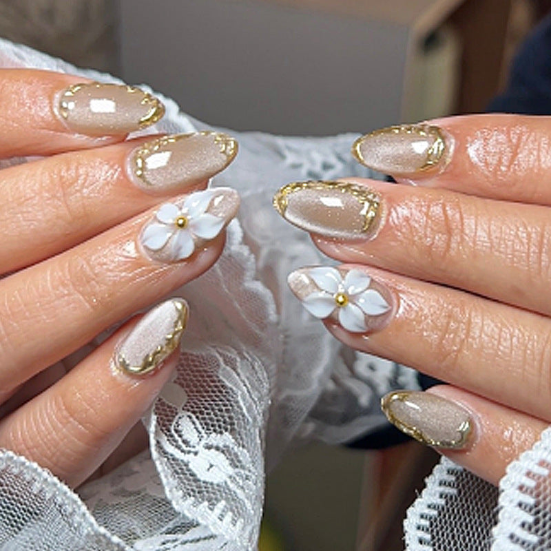 Elegantes Press-On-Nail-Art-Set mit floralen und goldenen Akzenten Brehn