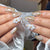 Elegantes Press-On-Nail-Art-Set mit floralen und goldenen Akzenten Brehn