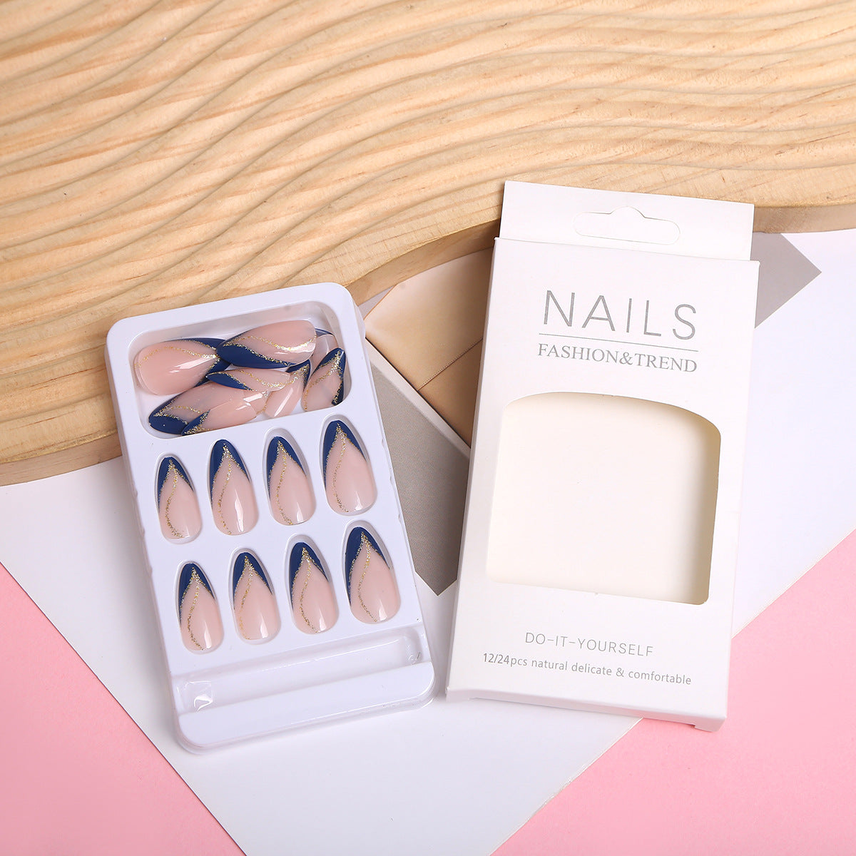 Künstlerisches Nageldesign mit eleganten goldenen Akzenten Brehn