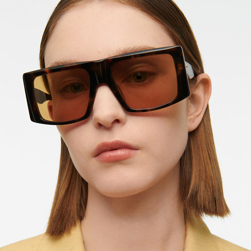 Damen quadratische Sonnenbrille mit robustem Kunststoffrahmen und schützendem UV-Filter Brehn