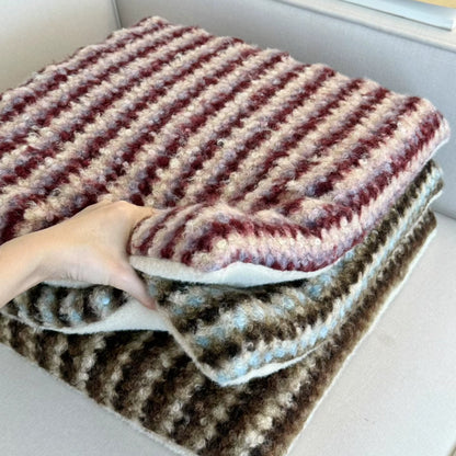 Gestricktes Dekokissen mit Wollmischung und Retro-Streifenstruktur