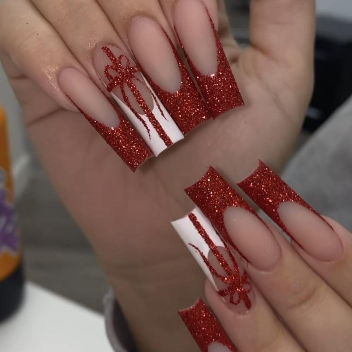 Glitzernde Stiletto Press-On Nägel mit Geschenkdesign Brehn