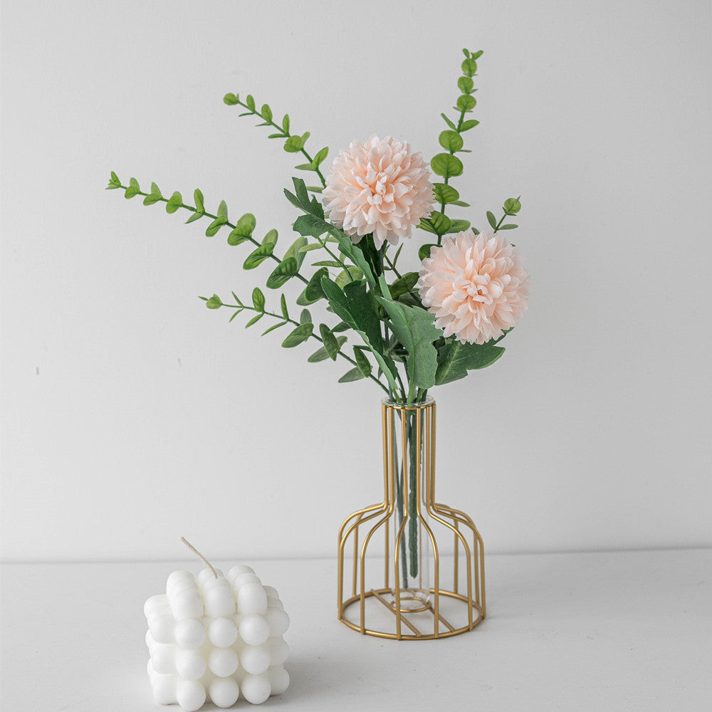 Lebensechte Blumenarrangement